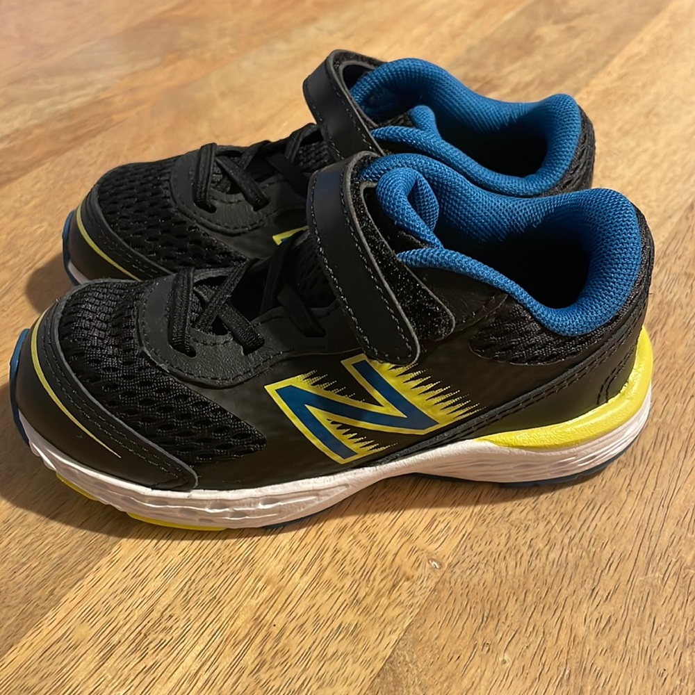 Toddler 8Wide New Balance sneakers